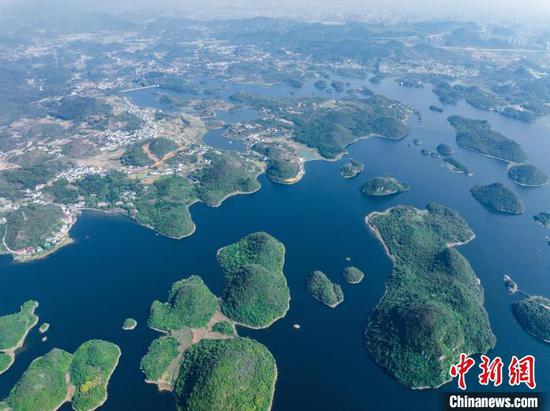 图为航拍贵阳百花湖秋景。(无人机照片)中新社记者 唐哲 摄 图为航拍贵阳百花湖秋景。(无人机照片)中新社记者 唐哲 摄