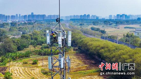 技术人员调试南玉高铁沿线基站天线设备。区弘哲 摄 技术人员调试南玉高铁沿线基站天线设备。区弘哲 摄