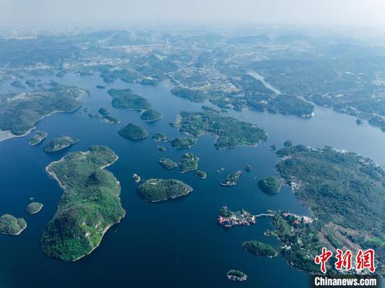 图为航拍贵阳百花湖秋景。(无人机照片)中新社记者 唐哲 摄 图为航拍贵阳百花湖秋景。(无人机照片)中新社记者 唐哲 摄