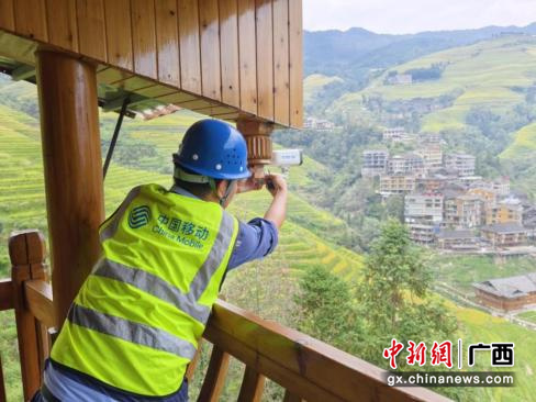 网络技术人员为龙脊梯田安装5G+高清摄像头。吴钧寒 摄 网络技术人员为龙脊梯田安装5G+高清摄像头。吴钧寒 摄