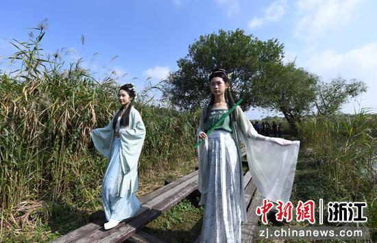 图为:汉服爱好者在芦苇荡中走秀。中新社记者 王刚 摄