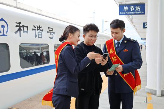 在高铁站,铁路+税务联合服务团队向旅客宣传“电子客票”并辅导开具(杨蝶 摄) 在高铁站,铁路+税务联合服务团队向旅客宣传“电子客票”并辅导开具(杨蝶 摄)