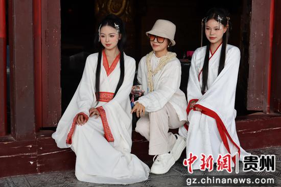 11月6日,身着古装游客在秦汉影视城拍照打卡。王秋旭摄 11月6日,身着古装游客在秦汉影视城拍照打卡。王秋旭摄
