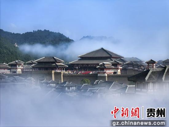 晨雾环绕的秦汉影视城。赵匀川 摄 晨雾环绕的秦汉影视城。赵匀川 摄