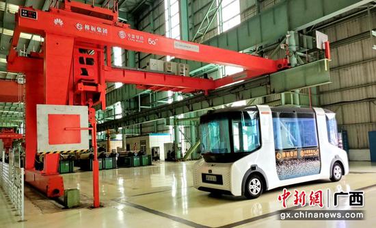 在广西钢铁冷轧厂,移动5G无人驾驶移动云舱搭载行业专家参观5G智能标杆生产线。陈海玲 摄 在广西钢铁冷轧厂,移动5G无人驾驶移动云舱搭载行业专家参观5G智能标杆生产线。陈海玲 摄