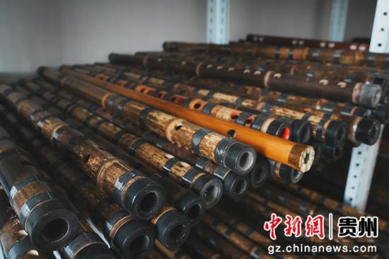 图为手艺人制作好的部分箫笛。周燕玲 摄 图为手艺人制作好的部分箫笛。周燕玲 摄