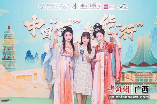 市民办理国产超级SIM卡。申蓓 摄 市民办理国产超级SIM卡。申蓓 摄