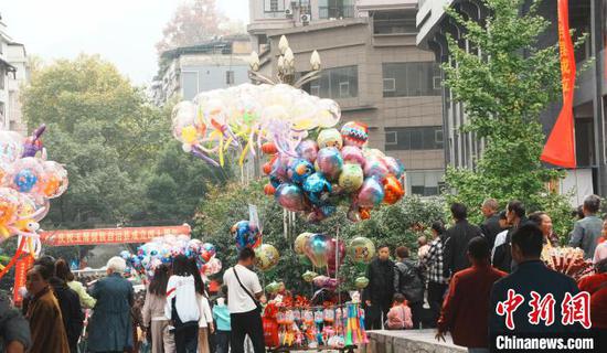 11月7日,民众走上街头庆祝玉屏侗族自治县成立40周年。周燕玲 摄 11月7日,民众走上街头庆祝玉屏侗族自治县成立40周年。周燕玲 摄