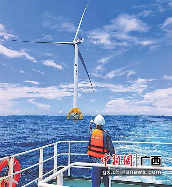 技术人员开展北部湾网络覆盖勘察工作。 黄忠源 摄 技术人员开展北部湾网络覆盖勘察工作。 黄忠源 摄