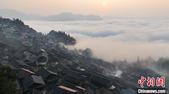 图为榕江县兴华乡摆贝苗寨云雾美景。(无人机照片)韦贵金 摄 图为榕江县兴华乡摆贝苗寨云雾美景。(无人机照片)韦贵金 摄