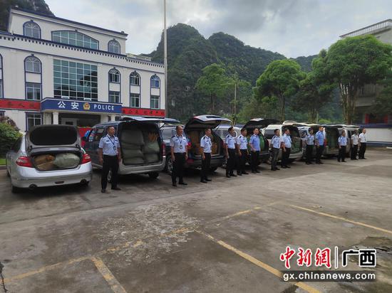 图为查获烟叶的案件移交现场。颜建奎 摄