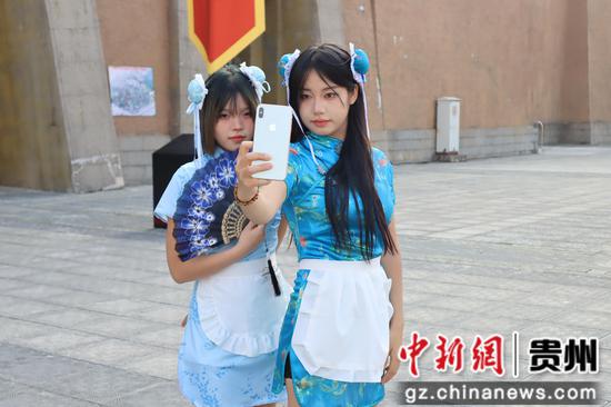 游客们在城内打卡自拍。王秋旭摄 游客们在城内打卡自拍。王秋旭摄