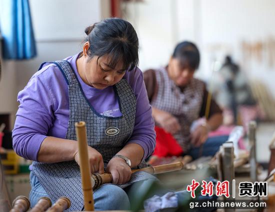 图为手艺人为箫笛打音孔。胡攀学 图为手艺人为箫笛打音孔。胡攀学