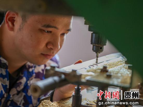 图为手艺人为箫笛打音孔。胡攀学 图为手艺人为箫笛打音孔。胡攀学