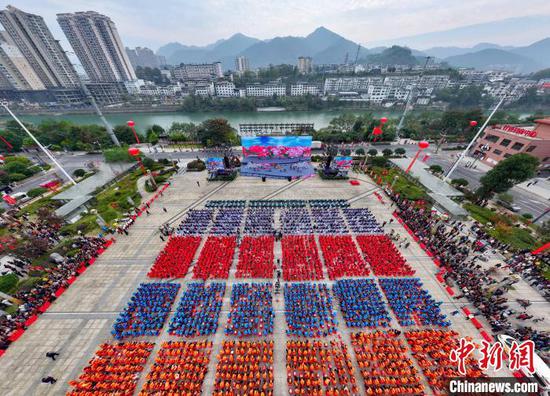 11月7日,贵州省玉屏侗族自治县迎来40周年县庆,当地举行自治县成立40周年庆祝大会。其间,中央民族歌舞团开展“中华民族一家亲”慰问演出,吸引民众观看。胡攀学 摄 11月7日,贵州省玉屏侗族自治县迎来40周年县庆,当地举行自治县成立40周年庆祝大会。其间,中央民族歌舞团开展“中华民族一家亲”慰问演出,吸引民众观看。胡攀学 摄