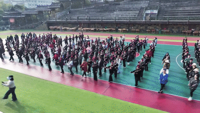 图为排练现场。