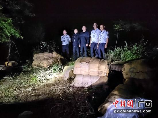 图为在山上查获的烟叶现场。金希平 摄