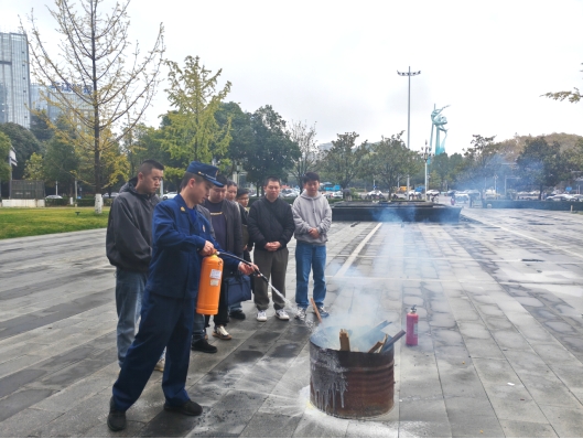 消防员讲解及实操初起火灾处置 消防员讲解及实操初起火灾处置