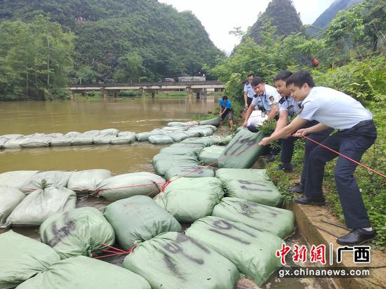 图为在河道中查获的走私烟叶。韦麟 摄