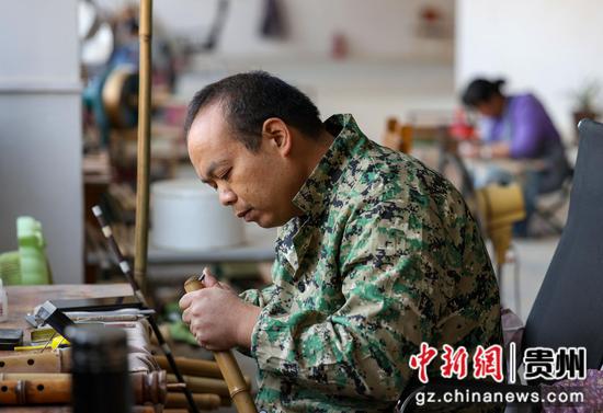图为手艺人在制作箫笛。胡攀学 摄 图为手艺人在制作箫笛。胡攀学 摄