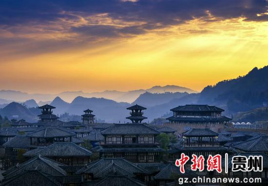 晨曦下的秦汉影视城。赵匀川 摄 晨曦下的秦汉影视城。赵匀川 摄