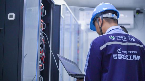 移动智慧社区工程师在数据机房查看设备运行情况”。庞衍 摄 移动智慧社区工程师在数据机房查看设备运行情况”。庞衍 摄