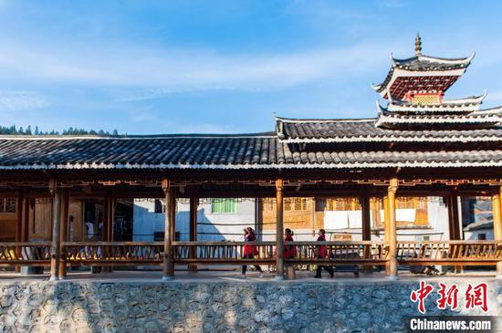 图为增冲村女子志愿消防队员在村里进行鸣锣喊寨,提醒村民用火安全。吴德军 摄 图为增冲村女子志愿消防队员在村里进行鸣锣喊寨,提醒村民用火安全。吴德军 摄