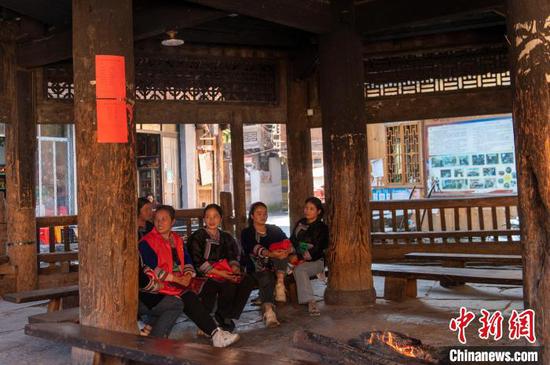 图为增冲村女子志愿消防队员在鼓楼里休息。吴德军 摄 图为增冲村女子志愿消防队员在鼓楼里休息。吴德军 摄