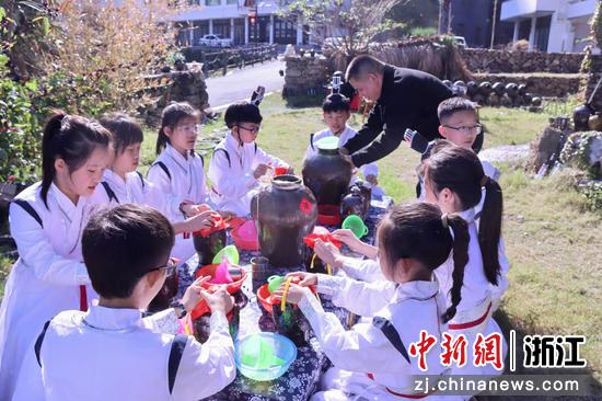 谷永田教授学生乌豆酒的封存手法。 章温曦 供图