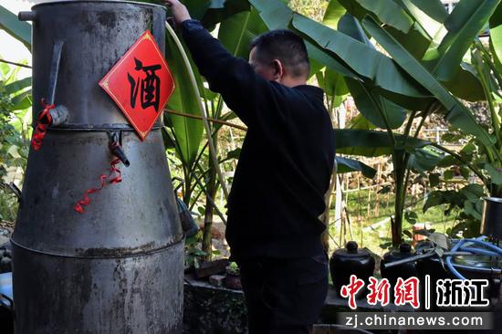 谷永田在整理酿酒的工具。 章温曦 供图