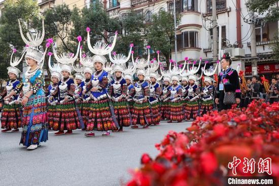 11月10日，苗族民众穿着节日盛装参加巡游。当日，2024中国·雷山苗年暨鼓藏节万人非遗巡游在贵州省黔东南苗族侗族自治州雷山县举行。中新社记者 瞿宏伦 摄