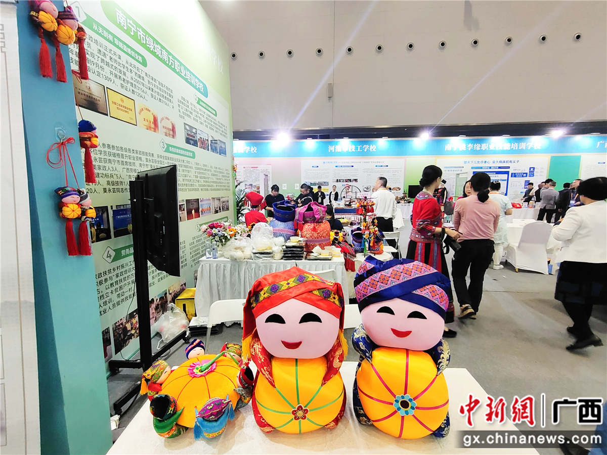 图为“渡河公”展示。记者 黄艳梅 摄
