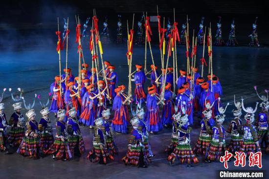 图为尾声·遇见仰欧桑演出场景。中新社记者 瞿宏伦 摄 图为尾声·遇见仰欧桑演出场景。中新社记者 瞿宏伦 摄