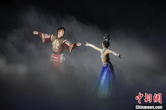 图为第三场·纵情去游方演出场景。中新社记者 瞿宏伦 摄 图为第三场·纵情去游方演出场景。中新社记者 瞿宏伦 摄