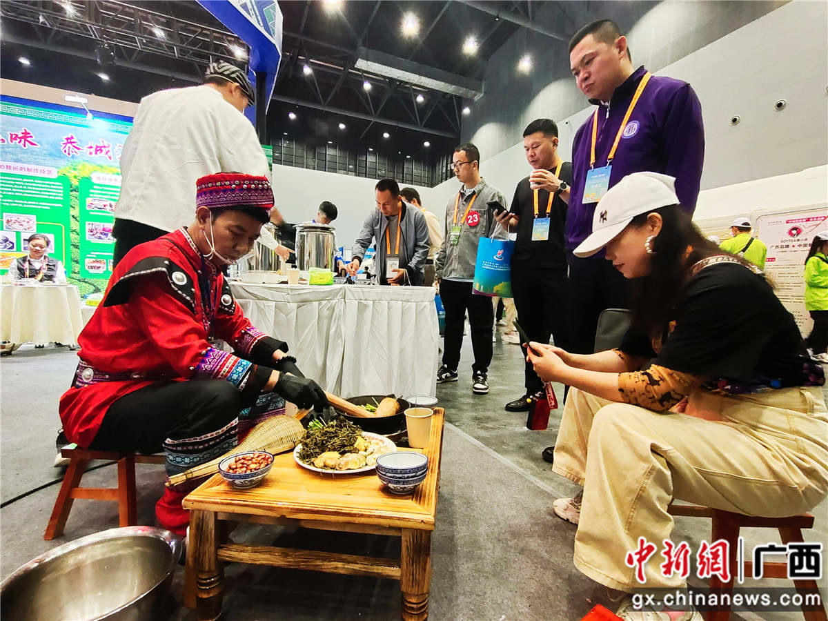 瑶族油茶习俗展示现场。记者 黄艳梅 摄