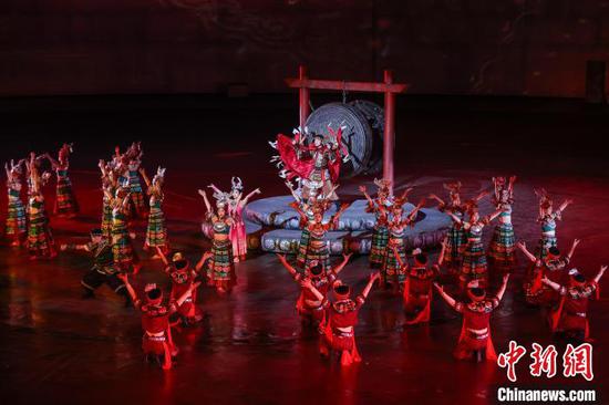 图为第六场·太阳去远方演出场景。中新社记者 瞿宏伦 摄 图为第六场·太阳去远方演出场景。中新社记者 瞿宏伦 摄