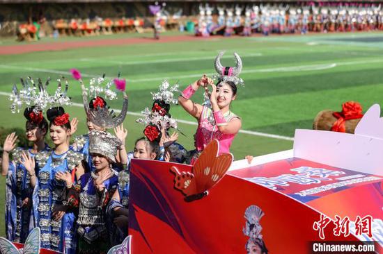 11月10日，演职人员穿着苗族演出服参加巡游。当日，2024中国·雷山苗年暨鼓藏节万人非遗巡游在贵州省黔东南苗族侗族自治州雷山县举行。中新社记者 瞿宏伦 摄