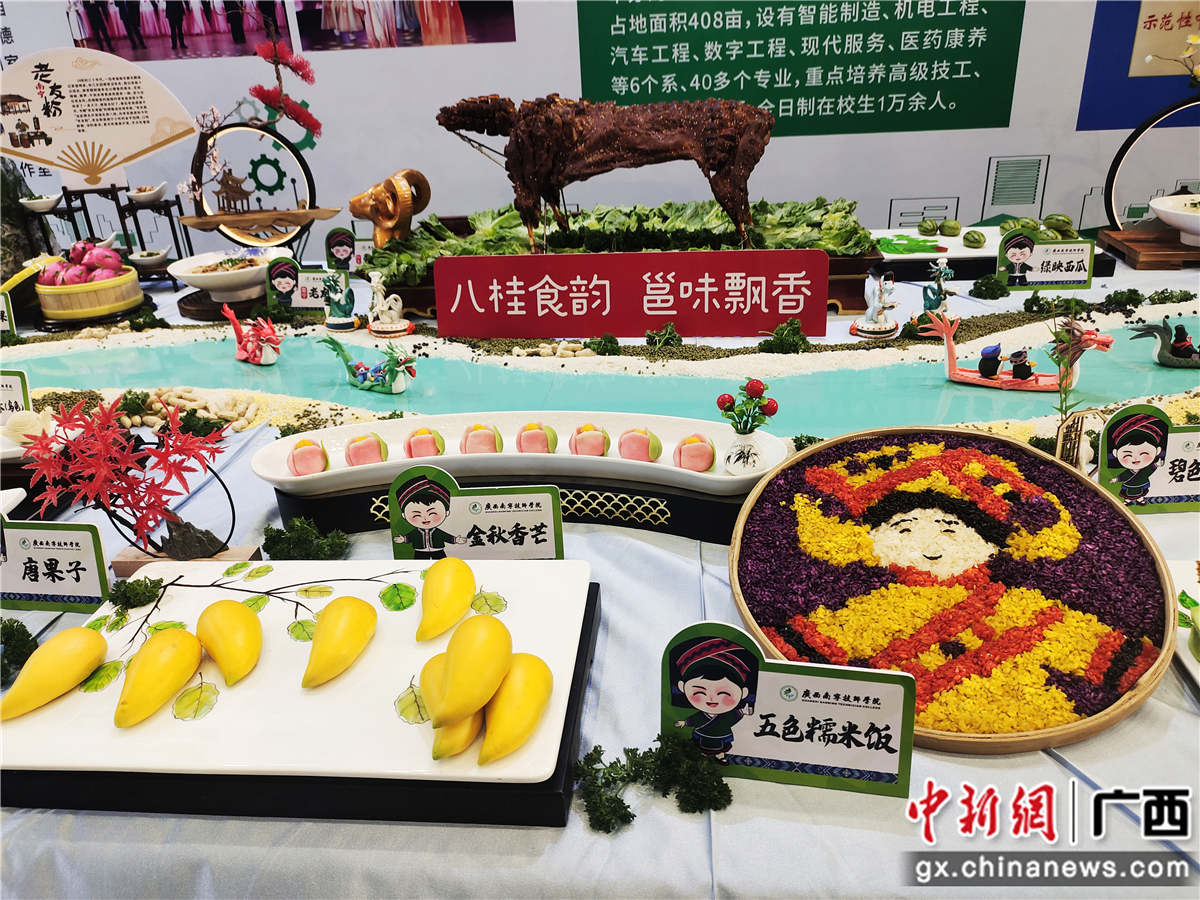 图为作品展示。记者 黄艳梅 摄