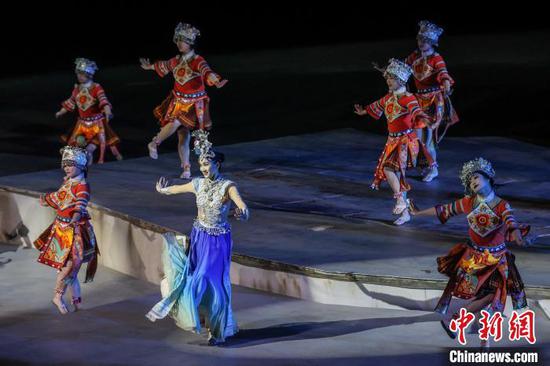 图为第一场·踩水迎客来演出场景。中新社记者 瞿宏伦 摄 图为第一场·踩水迎客来演出场景。中新社记者 瞿宏伦 摄