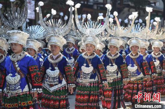 11月10日，苗族民众穿着节日盛装参加巡游。当日，2024中国·雷山苗年暨鼓藏节万人非遗巡游在贵州省黔东南苗族侗族自治州雷山县举行。中新社记者 瞿宏伦 摄
