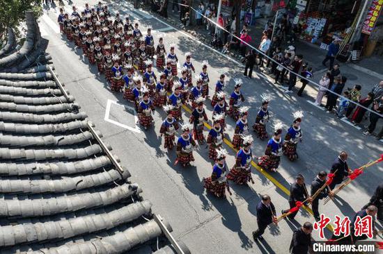 11月10日，苗族民众穿着节日盛装参加巡游。当日，2024中国·雷山苗年暨鼓藏节万人非遗巡游在贵州省黔东南苗族侗族自治州雷山县举行。(无人机照片)中新社记者 瞿宏伦 摄