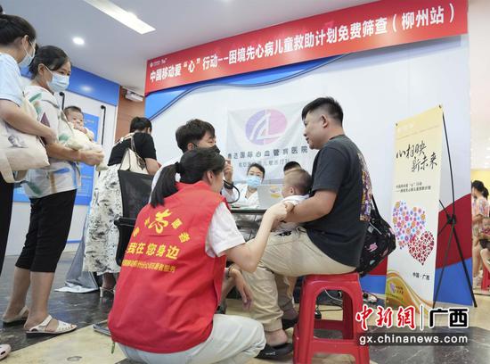 志愿者协助患儿进行筛查。刘敏 摄 志愿者协助患儿进行筛查。刘敏 摄