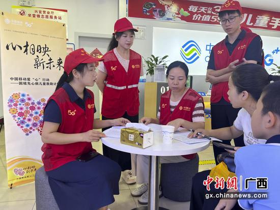 志愿者关爱先心病患儿及家长。徐先丽 摄 志愿者关爱先心病患儿及家长。徐先丽 摄