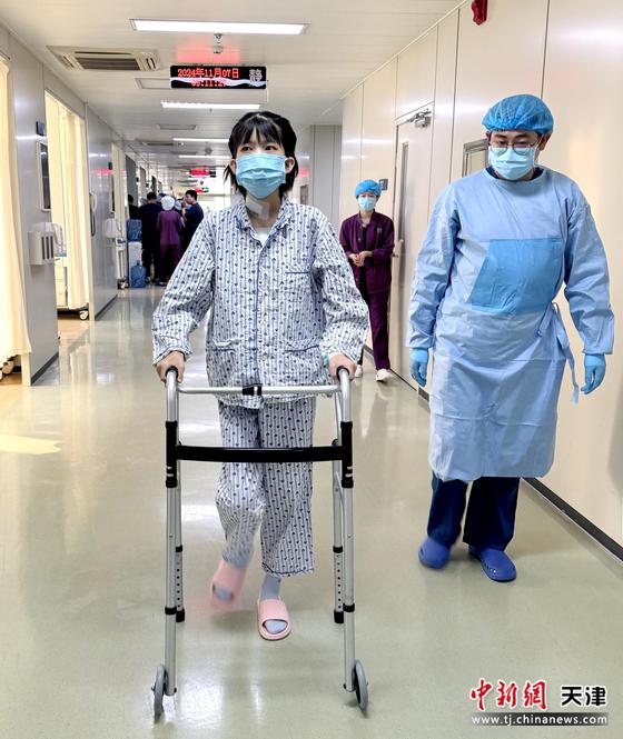 图为小悦在进行术后康复训练。(泰心医院供图) 图为小悦在进行术后康复训练。(泰心医院供图)