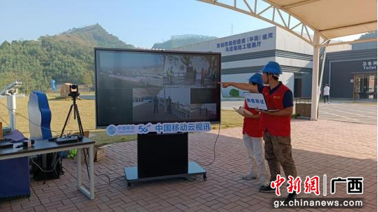 移动工程师对云视讯直播网络进行检测调整。劳春昌 摄 移动工程师对云视讯直播网络进行检测调整。劳春昌 摄