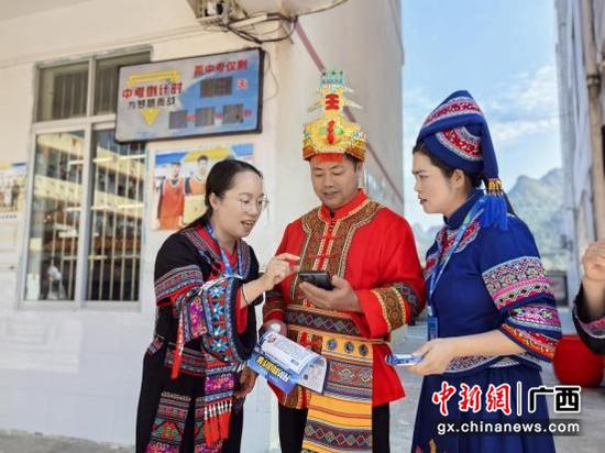 广西移动志愿者通过唱山歌介绍国家反诈APP的功能。龙云 摄 广西移动志愿者通过唱山歌介绍国家反诈APP的功能。龙云 摄