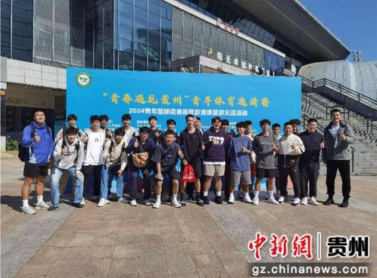 参加开幕式的部分青年合影。张红艳摄