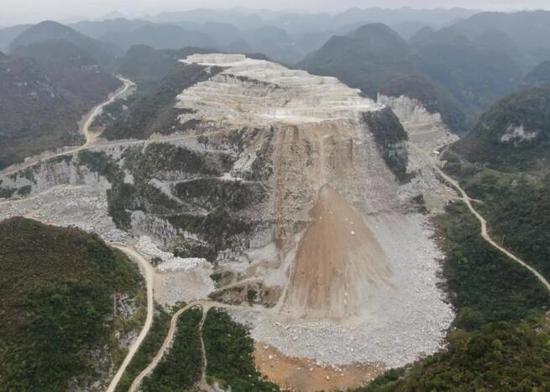 图1 2024年11月7日,督察组现场督察发现,安顺市紫云县忠顺石材大量废石顺坡倾倒 图1 2024年11月7日,督察组现场督察发现,安顺市紫云县忠顺石材大量废石顺坡倾倒