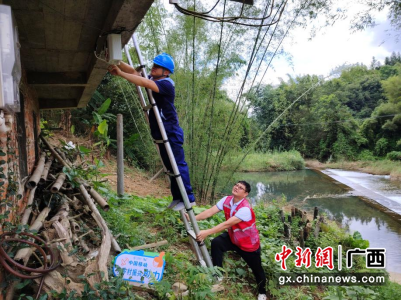 技术人员在古镐坝水域安装高清摄像头 张松华。摄 技术人员在古镐坝水域安装高清摄像头 张松华。摄
