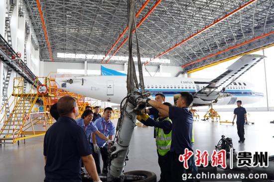 资料图:工作人员在对飞机进行拆解工作。南方航空贵州航空有限公司供图 资料图:工作人员在对飞机进行拆解工作。南方航空贵州航空有限公司供图